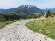 10 Salgo su stradetta con vista in Alben alle spalle